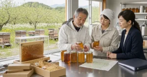 養蜂業の事業承継に向けて蜂群・採蜜地・蜂蜜ロットを確認する経営者、品質責任者、M&Aアドバイザー